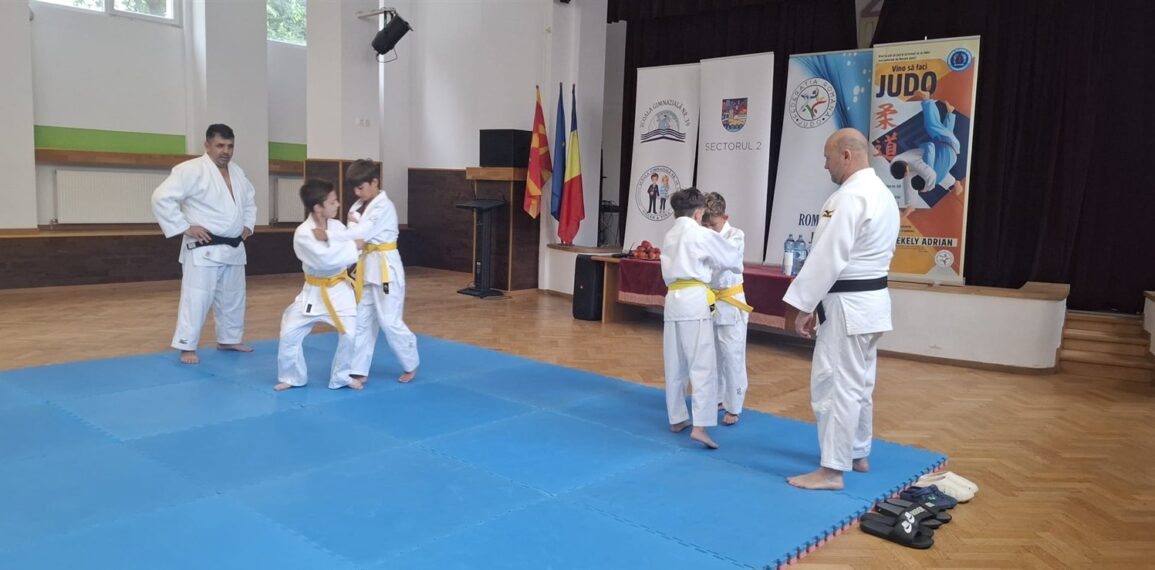 Demonstratie de judo pe tatami sustinuta de sportivii ACS Motiuashi Bucuresti
